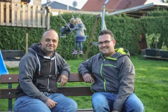 Sie nennen sie Papa und Papi: Geschwister finden neues Zuhause bei Pflegefamilie in Mittelsachsen - Daniel und Roy Leisring in Burgstädt haben zwei Pflegekinder. Die Familie ist gern an der frischen Luft aktiv. Aktuell gibt es 224 Pflegefamilien im Landkreis Mittelsachsen, in denen 291 Pflegekinder leben.