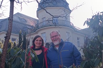 Sie öffnen die Türen von einem Schloss im Vogtland - Sie sind begeistert vom Schloss im Rittergut Schilbach. Julia Schmidt und Jörg Röder laden ein, im Schloss bei Musik zu träumen und mehr über die Villa zu erfahren.