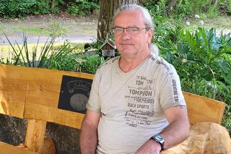 Sie prügelten ihn fast tot: Der Zwickauer Gefängnis-Wachmann Jens Volkmer kämpft seit neun Jahren um Gerechtigkeit - Jens Volkmer im Garten seines Hauses. 2016 war er von Insassen des Zwickauer Gefängnisses fast erschlagen worden.