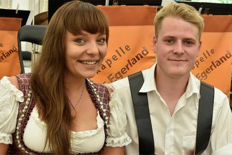Sie rocken das Festzelt: Blaskapellen aus Bad Brambach, Klingenthal und Markneukirchen heiß auf Sternquell-Wiesn - Johanna Dorst und Fabian Mootz sind das Gesangsduo bei der Blaskapelle Junges Egerland aus Bad Brambach.