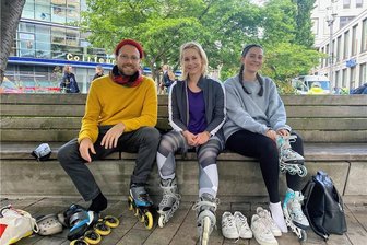 Sie rollen wieder: Das erste Chemnitzer Nachtskaten in diesem Jahr lockt Hunderte Teilnehmer an - Paul Colditz, Jana Becher und Carolin Michel (v. l.) freuten sich auf das gemeinsame Skaten durch die Stadt.