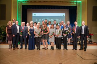 Sie setzten sich für andere ein: Diese ehrenamtlichen Helfer aus dem Vogtland wurden in Bad Elster ausgezeichnet - Der Vogtlandkreis ehrte bei der Ehrenamtsgala im Kurhaus in Bad Elster 21 Ehrenamtler.