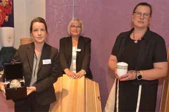 „Sie sind das neue Gesicht“: Zwei Schwestern führen Bestattungsunternehmen im Vogtland - Die Schwestern Jessica Schilbach (links) und Madlen Keil (rechts) führen nun das Tagesgeschäft bei der Trauerhilfe Heimkehr in Oelsnitz. Ihre Mutter und Firmengründerin Ines Schneider ist in den Hintergrund getreten.