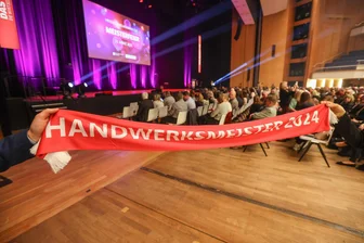 Sie sind die Besten ihres Faches: Handwerkskammer Chemnitz ehrt 200 Meister - Bei der Meisterfeier in der Stadthalle erhielt jeder Absolvent einen solchen Schal.