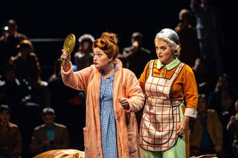 Freundinnen im Duett: Elisabeth Dopheide (links) und Paula Meisinger spielen in der Oper "Die drei Wünsche" Herrin und Hausangestellte. Wobei die Frage ist, wer hier wem was zu sagen hat.