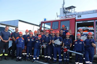 Sie sind die Retter von morgen: Plauens Jugendfeuerwehr erlebt einen Boom - Die Jugendfeuerwehr Plauen mit Marcus Fluck, Leiter der Wehr Plauen-Mitte und Stadtjugendfeuerwehrwart André Linko (von links) sowie einigen Betreuern.