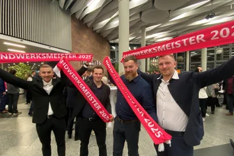„Sie sind eigentlich Helden“: Die 240 stolzen neuen Handwerksmeister von Chemnitz - Grund zum Jubeln: Die frischgebackenen Kfz-Meister Carsten Schmidt, Manuel Fink, René Schmidt und Nino Schubert in der Stadthalle Chemnitz.
