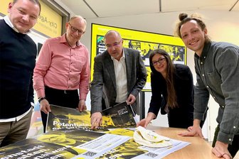 Sie sind spitze: Diese Plauener wollen jetzt Werbung für ihre Stadt machen - Pascal Weidenmüller von der Idiom Gruppe, Andreas Stephan (Maler Plauen), OB Steffen Zenner (CDU), Stadtsprecherin Nadine Läster und Stephan Blechschmidt (Hang Loose Marketing) stellten die neue Kampagne der Stadt vor.