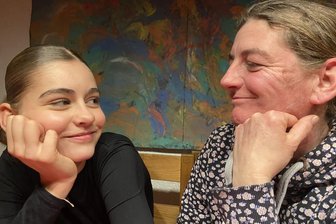 „Sie sollen keine Meckerer werden“: Wie eine Lengenfelderin ihre Kinder erzieht - Antje Fritzsch mit ihrer Tochter Rosalie. Die 14-Jährige hat mit einem Beitrag fürs Lengenfelder Amtsblatt ein großes Publikum für ihr Anliegen gefunden.