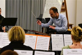 Sie sorgen für einen stimmigen "Dreiklang" in Thum - Dirigent Robin Kürschner - hier mit der Bläserphilharmonie Thum - gehört zu den Akteuren beim "Dreiklang". 