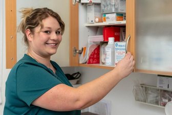 Sie sorgt in der Arztpraxis für gute Laune - Jessy Lichtenfeld, ausgebildete Gesundheits- und Krankenpflegerin, arbeitet seit 2016 in der Praxis von Allgemeinmediziner Dr. Martin Grzelkowski in Rochlitz. Über ein Freiwilliges Soziales Jahr fand sie Freude am Beruf.