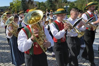 Sie spielen wieder! Europäisches Blasmusikfestival in Aue-Bad Schlema eröffnet - Mit einem Umzug hat am Freitag das Festival begonnen. Am Sonntag gibt es noch einen Festumzug.