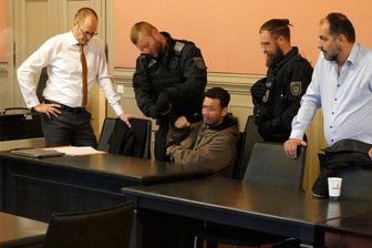 „Sie töteten sie nicht nur, Sie schlachteten sie ab“: Wie der Richter im Zwickauer Mordprozess das Urteil begründet - Der Angeklagte mit seinem Rechtsbeistand und dem Dolmetscher. Der Afghane wurde unter besonderer Bewachung mit Hand- und Fußfesseln vorgeführt.