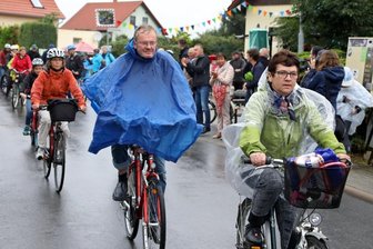Sie trotzen Wind und Wetter: 80 Unverzagte treten in die Pedale - Im Dennheritzer Ortsteil Niederschindmaas gehen am Sonntag gegen 10 Uhr die ersten Teilnehmer auf die Strecke. Vom großen Volksfest der Vorjahre ist die 26. Auflage aber weit entfernt. 