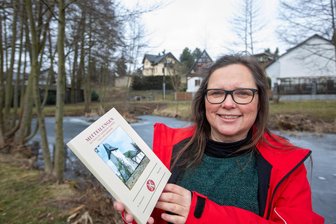 Sie war ihrer Zeit voraus: Warum eine Baroness aus München einst mitten im Vogtland eine Gartenbauschule für Frauen gründete - Schneckengrün: Ina Schaller vom Geschichtsverein untersuchte die frühere Gartenbauschule in Schneckengrün. Im Hintergrund ist die einst zur Gartenbauschule gehörende Villa zu sehen. Der Bereich des Teiches gehörte vermutlich zum damaligen Schulgelände.