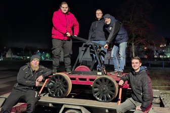 Sie war schon in Finnland: Eisenbahnfreunde holen Draisine ins Erzgebirge - Ankunft in Lugau: Maxim Schaller, Mario Henoch, Lukas Kretschmar, Stefan Kusserow und Sebastian Jung (von links). Nicht im Bild: Lesly Hertwich, der das Auto mit dem Hänger fuhr.
