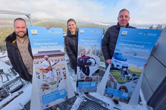 Sie werben in Bayern und Baden-Württemberg auf Plakaten fürs Vogtland - Zahnarzt Jan-Philipp Kunze, Analog-Astronautin Anika Mehlis und Unternehmer Ronny Jäkel (von links) sind die Gesichter der neuen Kampagne vom Vogtlandkreis.