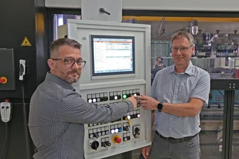 Sie wiegt so viel wie sieben Busse: Vollmann weiht in Crimmitschau neue Presse ein - Produktionschef Alexander Voitel (l.) und Tom Tripke, Teamleiter Instandhaltung,drücken den Startknopf.