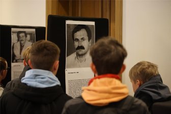 „Sie wissen nicht, dass es um Zwickau geht“: Wie Schulen mit dem NSU umgehen - Zwickauer Schüler haben sich am Montag eine Ausstellung über den NSU angesehen. Viele haben außerhalb des Schulunterrichts noch nie von der Gruppe und von ihren Opfern gehört.