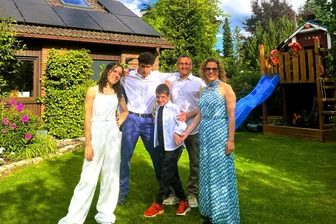 Sie wollen eine israelische Fantasiefigur ins Vogtland holen: Warum Iggy die Göltzschtalbrücke sehen will - Efrat Yahav mit ihrem Mann Usi und den Kindern Yahli, Iddo und Yarden (von rechts).