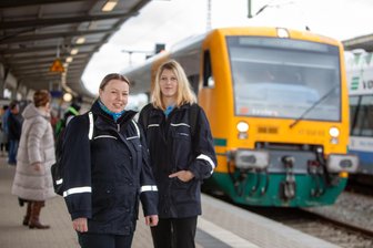 Sie wollen mit Klischees aufräumen: Das sind die beiden einzigen Lokführerinnen der Vogtlandbahn - Sandra Kaufmann (links) und Michelle Franck lenken die Vogtlandbahn durch die Region.