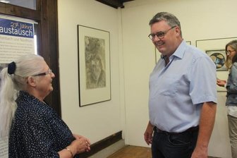 Siebdrucke in Partnerstadt Nordhorn - Heidi Petzoldt im Gespräch mit Nordhorns Bürgermeister Thomas Berling. 