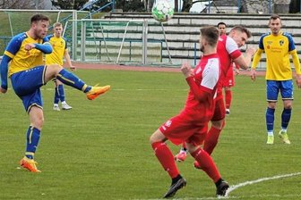 Sieben auf einen Streich für Reichenbach - Zweifacher RFC-Torschütze war Marius Horn (links), der in dieser Szene die Kugel über zwei Neukirchener hebt.