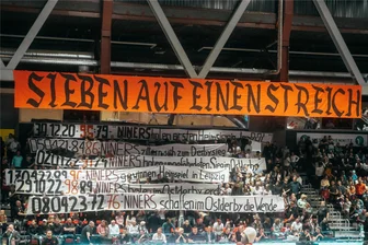 Sieben auf einen Streich: Niners Chemnitz bauen Siegesserie aus - Mit diesem Banner machten die Fans klar, was sie haben wollten: den siebenten Sieg im siebenten Erstligaspiel gegen Weißenfels. Und sie zeigten noch einmal auf, wie die bisherigen sechs Ostderbys in der Bundesliga ausgegangen sind - mit Überschriften aus der "Freien Presse".