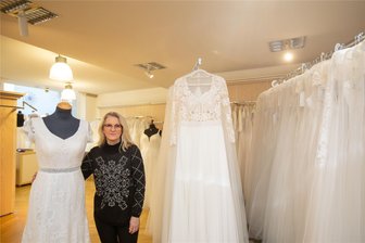 Sieben auf einen Streich: Verfahren gegen die Plauener Brautmoden-Diebe läuft noch - Annette Multhaup im Geschäft: Von zwei Etagen mit Verkaufsräumen wurde die erste aufgegeben.