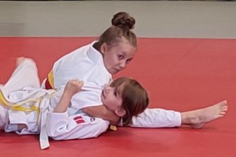 Sieben auf einen Streich - Alba Beyer (oben) wirft in diesem Moment ihre Gegnerin auf Ippon und setzt im Anschluss eine Festhaltetechnik an.
