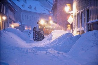 Sieben Fragen zum Wintereinbruch in Annaberg-Buchholz - In den engen Gassen von Annaberg sorgt Schnee schnell für ein Platzproblem. Der Winterdienst ist aber laut Stadtverwaltung gut vorbereitet. Hier ein Bild von 2019.