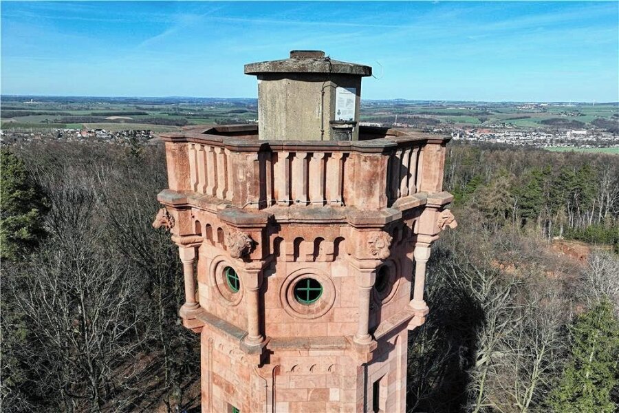 Sieben Gründe, warum man den Rochlitzer Berg besuchen sollte - Friedrich-August-Turm auf dem Rochlitzer Berg ist eines der Wahrzeichen der Stadt Rochlitz und weithin sichtbar. Doch auch der Ausblick von der Turmspitze ist herrlich - bei schönem Wetter kann man sogar das Völkerschlachtdenkmal in Leipzig sehen. 