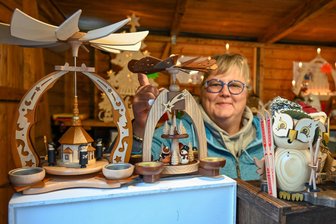 Sieben gute Gründe für den Besuch des Frankenberger Weihnachtsmarktes - Kerstin Stief verkaufte im Vorjahr in Frankenberg erzgebirgisches Kunsthandwerk.