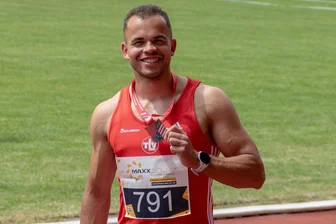 Sieben Hundertstel an der DM-Norm vorbei: Vogtländer belohnt sich und seinen Trainer zum Saisonabschluss mit zwei Podestplätzen - Der Treuener Sprinter Yannick Schmalfuß strahlt hier über Bronze bei der Mitteldeutschen Meisterschaft.