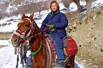 Gabriele Fänder auf einem Pferd in der Provinz Badakhshan