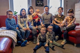 Sieben Mal Kinderglück: Wie eine Auerbacher Großfamilie den Alltag wuppt - Lucia (34 Jahre) und Jörg (42) Borisch sind Eltern von sieben Kindern. Das sind Levi (5) und Sina (11, sitzend, von links), Jim (13) und Tessa (8, rechts), die dreijährigen Zwillinge Bruno und Benno (vorn) und das sechs Monate alte Baby Judy.
