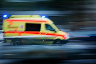 Sieben-Meter-Sturz: Arbeiter trotz Fangnetz in Rossau schwer verletzt - Ein Arbeiter hat sich am Freitagmorgen in Rossau bei einem Unfall schwer verletzt.