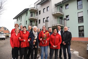 Sieben Millionen Euro investiert: Rotes Kreuz weiht Neubau in Oelsnitz ein - Das Team der Tagespflege und Gäste haben am Freitag die Einweihung des neuen Gebäudes in Oelsnitz gefeiert.