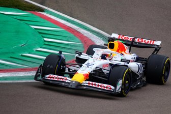 Sieben Rennen bei RTL: Wann läuft die Formel 1 im Free-TV? - Formel-1-Pilot Yuki Tsunoda fährt den neuen Rennwagen für 2025 von Racing Bulls, VCARB 02, auf der Rennstrecke Autodromo Enzo e Dino Ferrari in Imola.