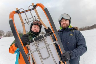 Sieben Rodelhänge fürs pure Vergnügen im Erzgebirge - Ein Vergnügen. Am Geyersdorfer Skihang gibt es Schlitten zum Ausleihen, die mit dem Lift nach oben gezogen werden – hier Ralf Schaarschmidt und Jens Röhner (v. l.) vom Skiverein.