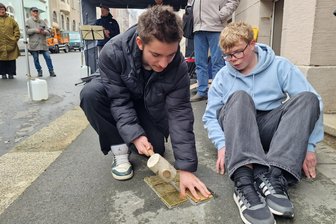 Sieben Stolpersteine in Falkenstein verlegt gegen Vergessen und Rechtsruck: „Man kann nie zu früh anfangen“ - Lennard Reibel und Yannick Schmalfuß setzen die Stolpersteine für die sieben ermordeten und verfolgten Juden der Familien Goldstein und Feldklein ein.
