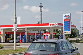 Sieben Stunden kein Sprit an der Esso-Tankstelle in Glauchau: Das war der Grund - Blick zur Esso-Tankstelle in Glauchau. Hier gab es am Mittwoch rund sieben Stunden keinen Treibstoff.