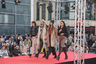 Sieben Tage, sieben Veranstaltungen: Was die Woche in Chemnitz neben einer Premiere und einer Welturaufführung noch bringt - Auf dem Düsseldorfer Platz wird wie im vergangenen Jahr beim Fashion Day bei Modenschauen gezeigt, was in der kalten Jahreszeit angesagt ist. Abends werden Fassaden am Platz beim Lichtfestival „Light our Visions“ in besonderes Licht getaucht.