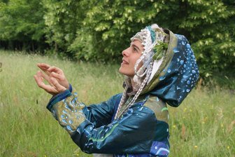 Sieben Tipps für den Kultursommer im Silberland: Die Region Frauenstein wird zur Bühne - Tänzerin Daniela Schwalbe tanzt und erzählt das Märchen von der Regentrude in der Jugendherberge Frauenstein.