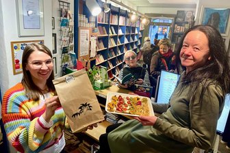 Sieben Tipps für die Ladies-Shopping-Night in Freiberg am 6. März - Josephina Ehret-Strößner, Birgit Meyer und Taschenbuchladen-Inhaberin Heike Wenige, hier zur Ladies-Shopping-Night 2025, freuen sich auf die neue Auflage mit Überraschungen.