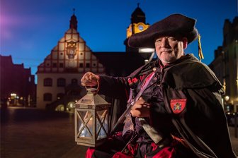 Sieben Tipps für die Sommerferien in Plauen: Von der Wildkatzenbeobachtung bis zur Nachtwächterführung - Uwe Rödel (58) ist seit vier Jahren als Nachtwächter Friedrich-Wilhelm im historischen Gewand unterwegs. Besonders am Abend ist der Rundgang durch Plauen interessant.