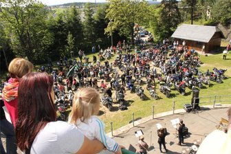 Sieben Tipps fürs Wochenende im Raum Aue und Schwarzenberg: Biker-Treffen, Party mit Feuerwerk und mehr - Hunderte Motorradfahrer werden am Wochenende im Erzgebirge an der Naturbühne am Fuchsstein erwartet.
