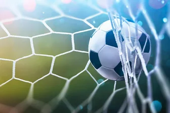 Sieben Tore beim Oelsnitzer FC: Lichtenstein schießt sich für den Fußball-Sachsenpokal warm - Sieben Mal ließen die Lichtensteiner Fußballer am Sonntag den Ball im Netz des Oelsnitzer Tores zappeln.