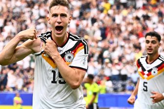 Sieben Tore, sechs Schützen: Der "gute Mix" im DFB-Team - Deutschland lässt die Muskeln spielen, Nico Schlotterbecks Jubel nach seinem Kopfballtor.