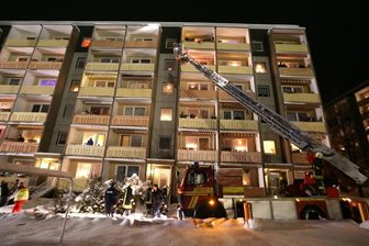 Sieben Verletzte bei zwei Bränden im Erzgebirge - Im Keller dieses Neubaublocks auf der Sallauminer Straße in Lugau hat es am Mittwochabend gebrannt.